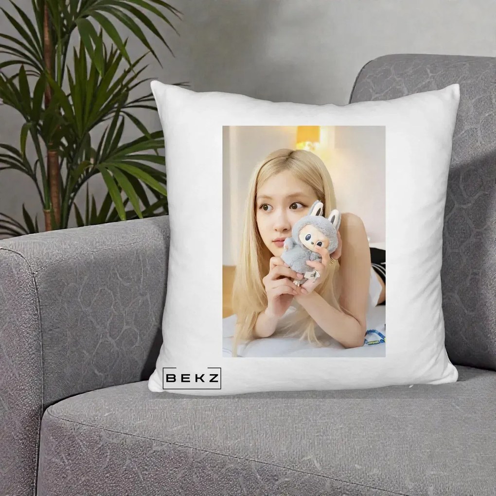 Perna Personalizata K-pop BLACKPINK Rose cu Papusa Iepure, 40x40 cm, Alb Pufos, Husa Detasabila, Perna Inclusa, BEKZ®