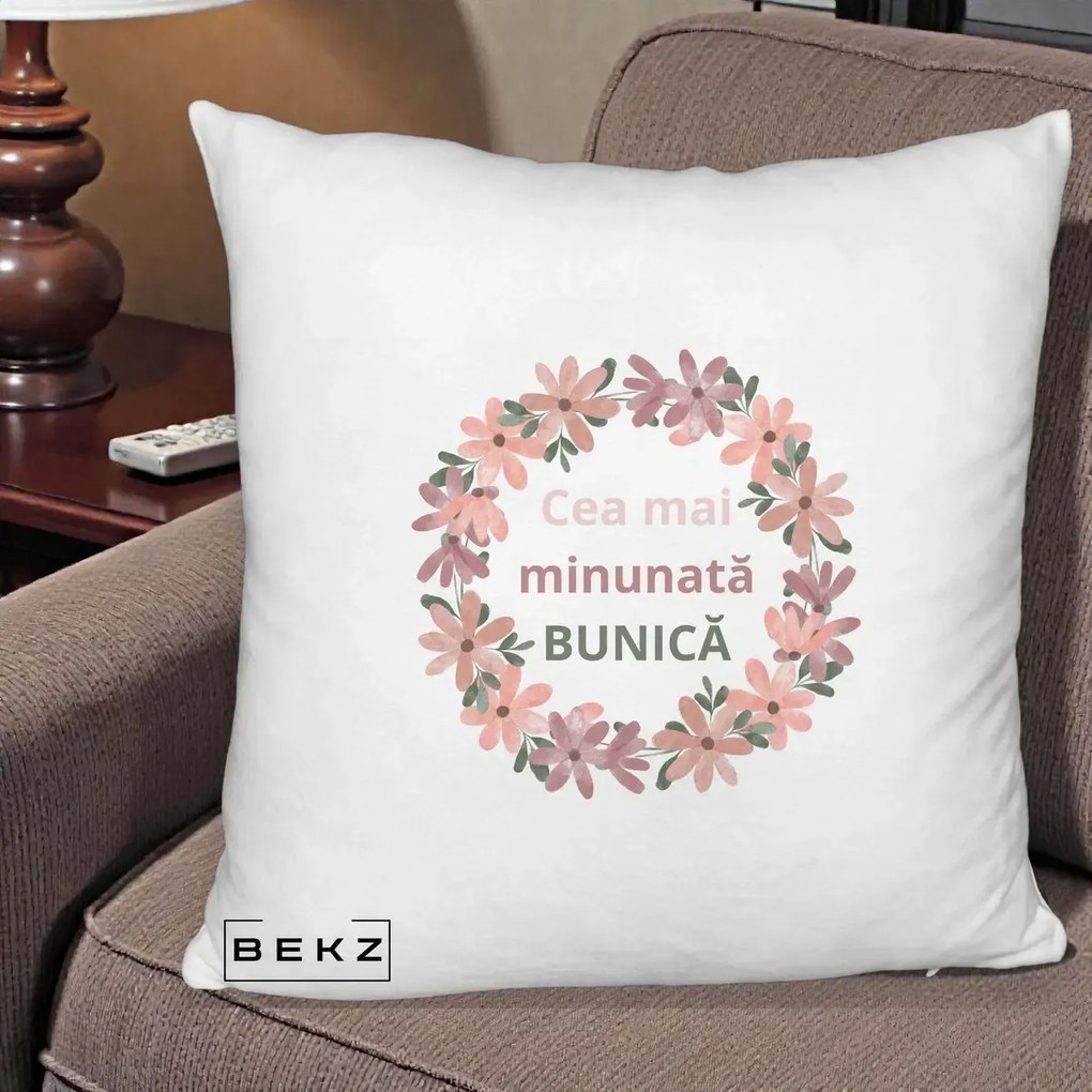 Cadou pentru Bunica - Perna Personalizata Cea Mai Minunata Bunica Coronita Flori Roz, 40x40 cm, Alb Pufos, Husa Detasabila, Perna Inclusa, BEKZ®