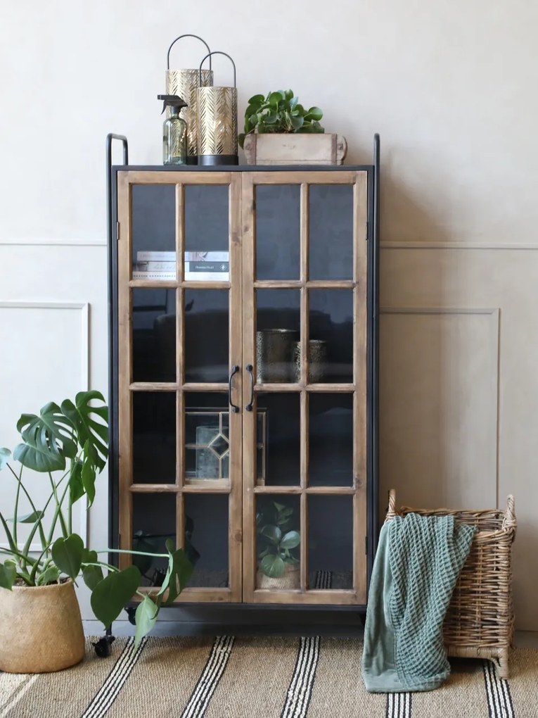 Vitrină industrială din lemn de pin natur și metal negru, cu 2 uși vitrate, 3 rafturi și roți, finisaj natural, 156 x 80 x 34 cm, „Calibre”