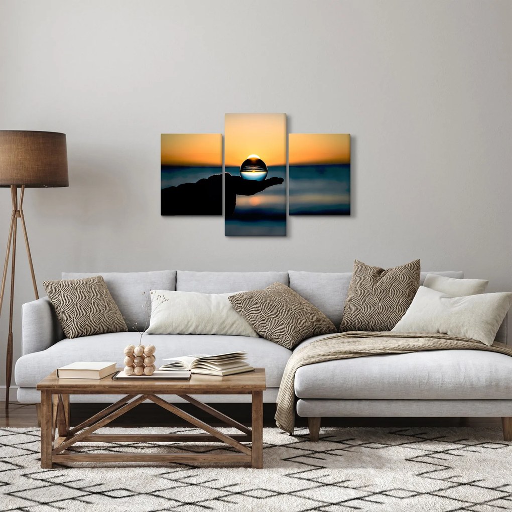Tabloul cu bilă din sticlă în palmă (90x60 cm)
