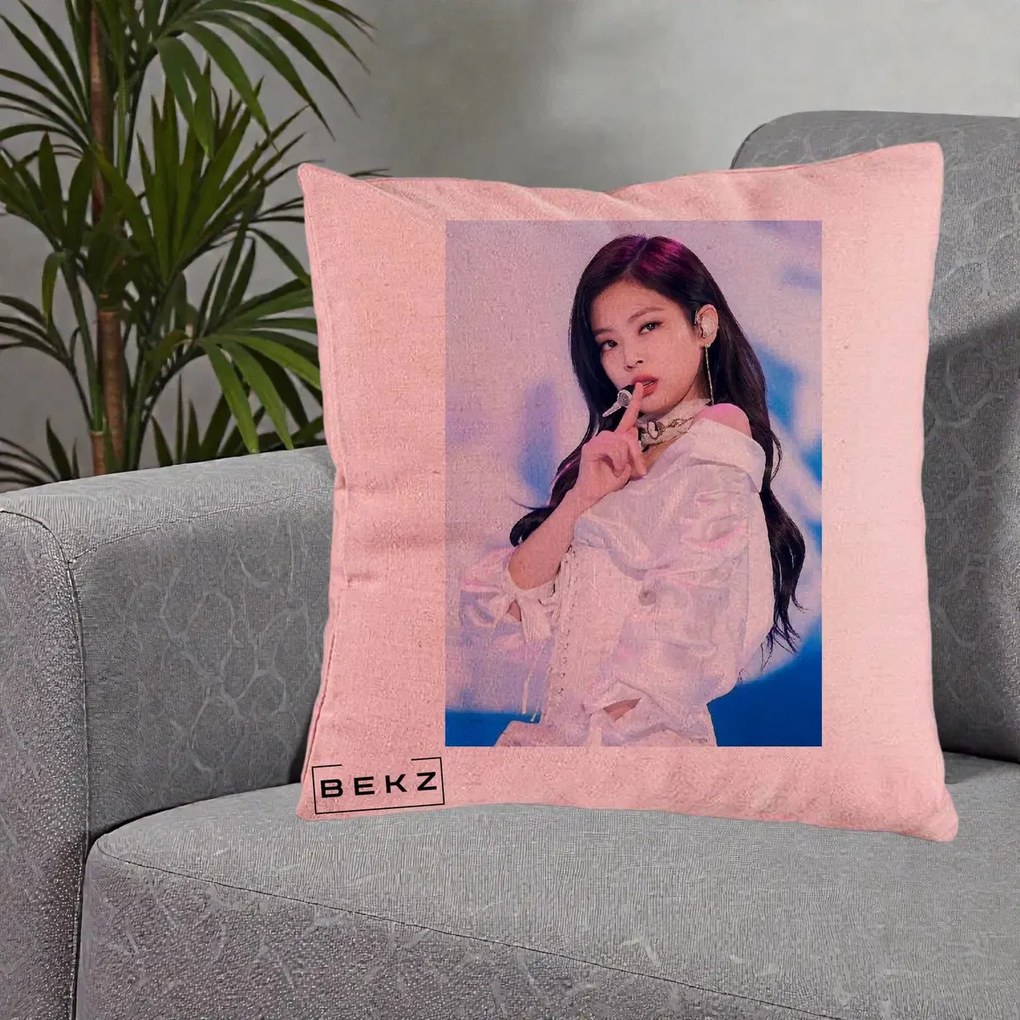 Perna Personalizata K-pop BLACKPINK Jennie Concert Alb cu Microfon, 40x40 cm, Roz, Husa Detasabila, Perna Inclusa, BEKZ®