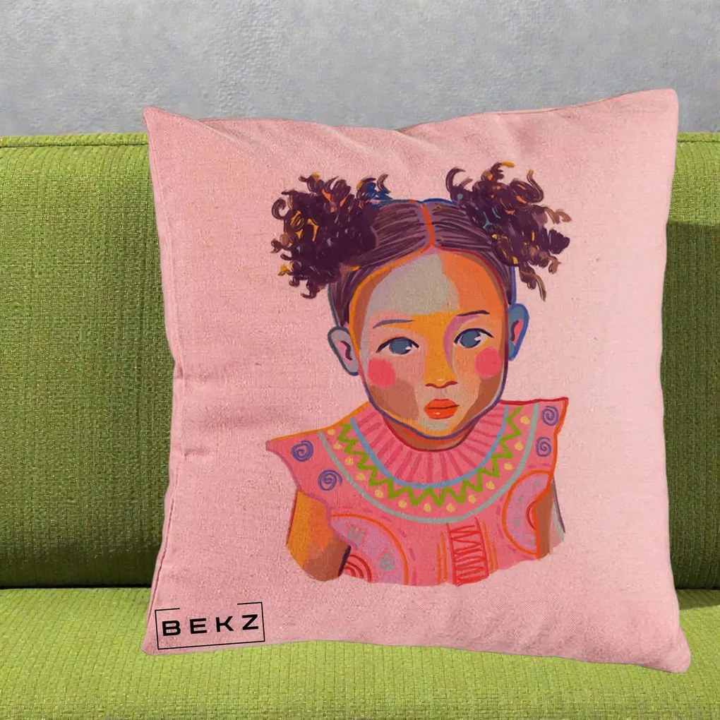 Perna Decorativa Fetita Vesela Portret Colorat, 40x40 cm, Roz, Husa Detasabila, Perna Inclusa, BEKZ®