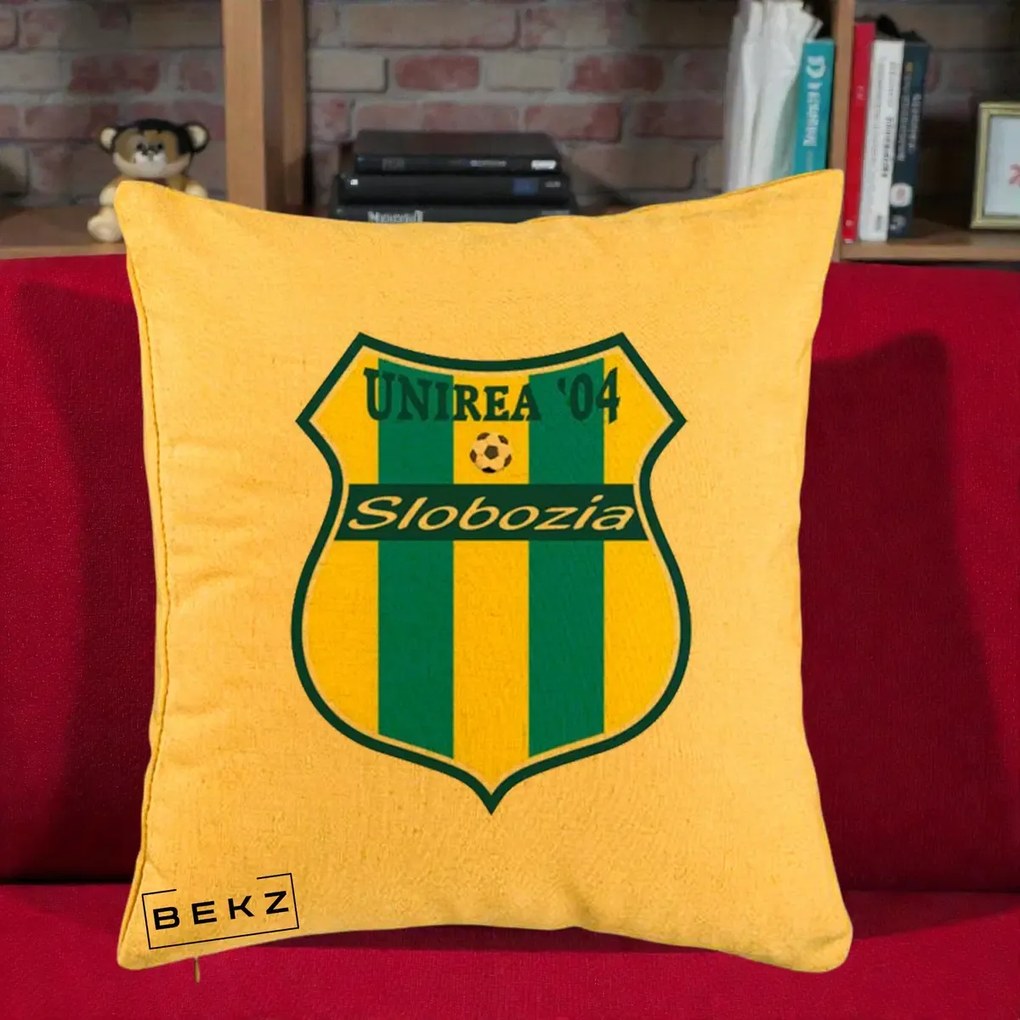 Perna Personalizata Unirea '04 Slobozia Fotbal, 40x40 cm, Galben, Husa Detasabila, Perna Inclusa, BEKZ®