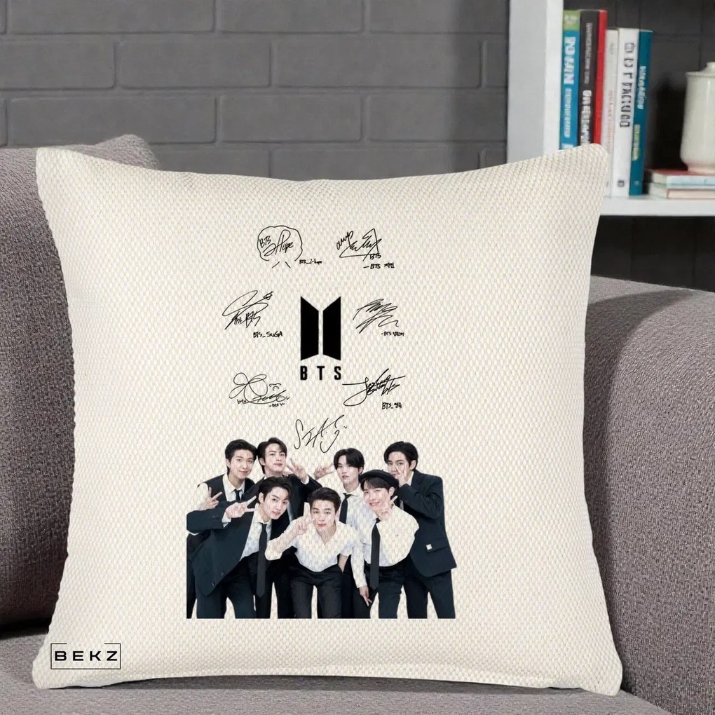 Perna Personalizata K-pop BTS Autografe Toti Membrii cu Fotografie, 40x40 cm, Crem Reliefat, Husa Detasabila, Perna Inclusa, BEKZ®