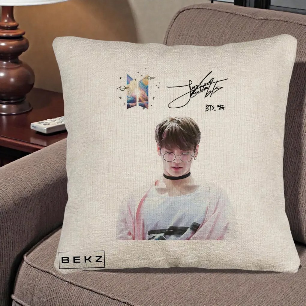 Perna Personalizata K-pop BTS Jungkook Portret cu Ochelari Autograf, 40x40 cm, Bej Canapea, Husa Detasabila, Perna Inclusa, BEKZ®