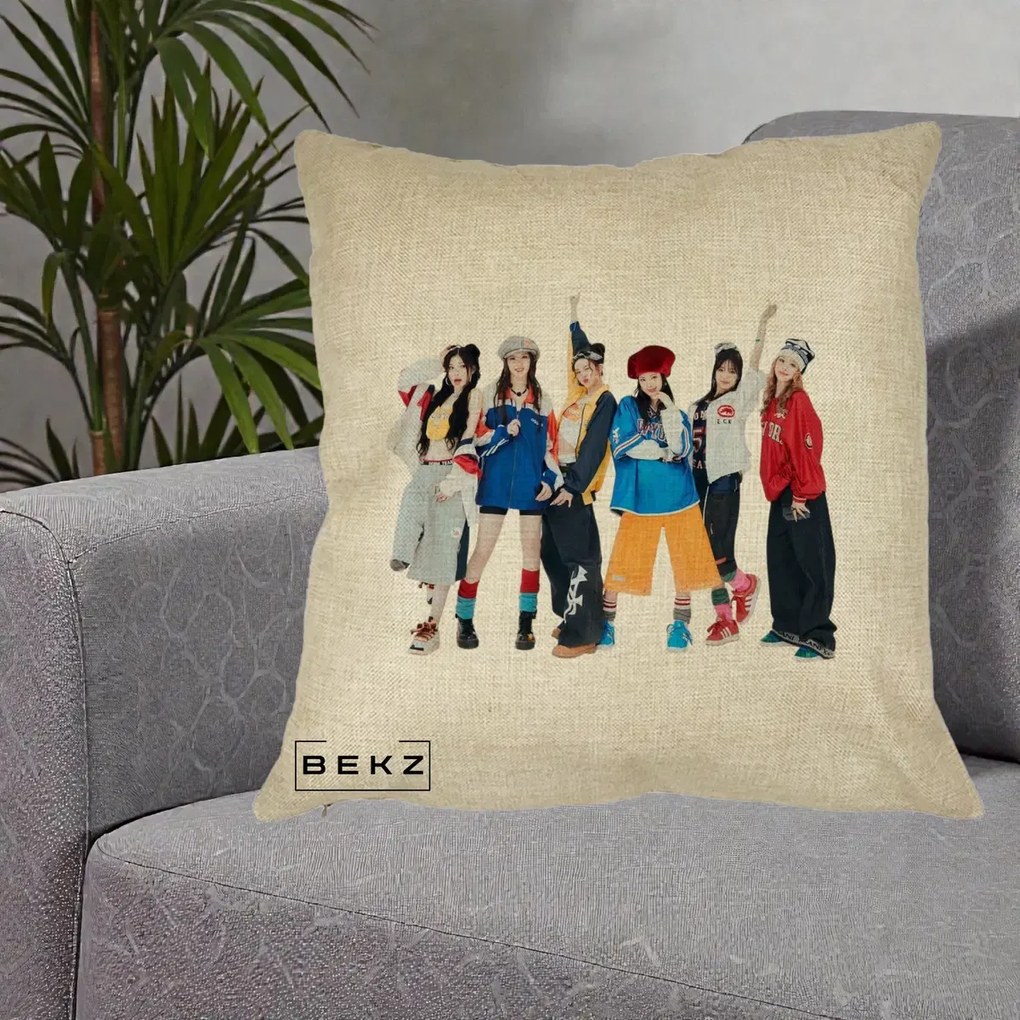 Perna Personalizata Grup K-pop Fete in Picioare Foto, 40x40 cm, Crem, Husa Detasabila, Perna Inclusa, BEKZ®