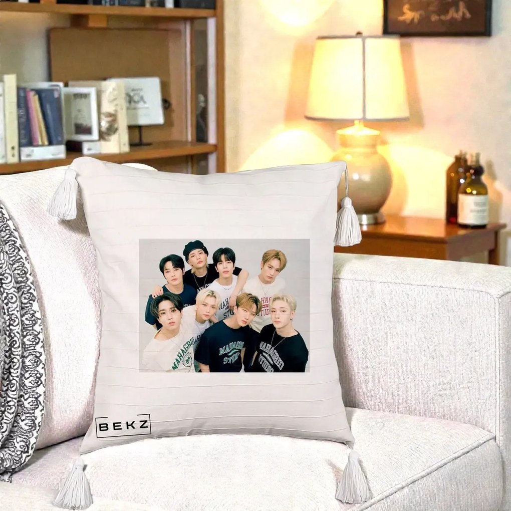 Perna Personalizata K-pop Stray Kids Foto Grup Text, 40x40 cm, Bej cu Franjuri, Husa Detasabila, Perna Inclusa, BEKZ®