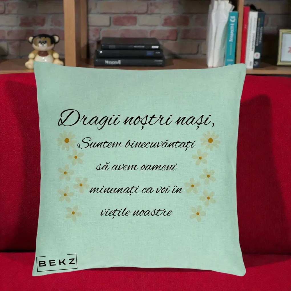 Cadou pentru Nasi - Perna Personalizata Dragii Nostri Nasi Suntem Binecuvantati cu Floricele, 40x40 cm, Verde Menta, Husa Detasabila, Perna Inclusa, BEKZ®