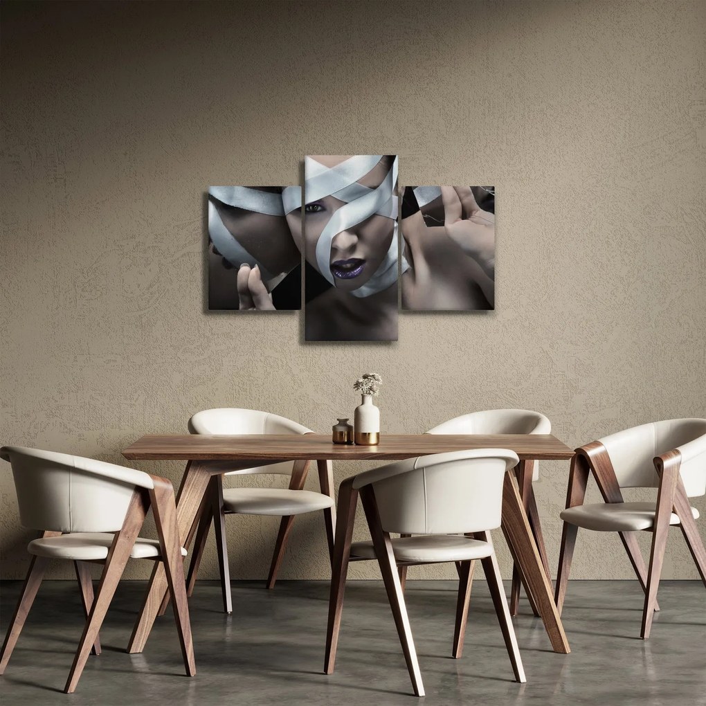 Tablou cu femeie și panglică (90x60 cm)