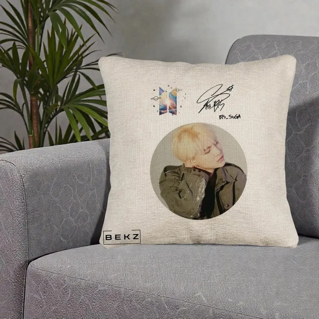 Perna Personalizata K-pop BTS Suga Portret cu Autograf, 40x40 cm, Bej Canapea, Husa Detasabila, Perna Inclusa, BEKZ®