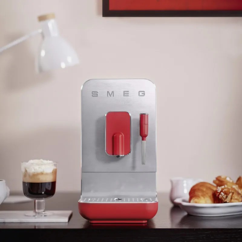 Espressor automat SMEG Collezione BCC02RDMEU, 1350 W, 19 bar, 1,4 l, 8 functii, Rasnita incorporata, Cafea boabe, Spumare lapte, Rosu