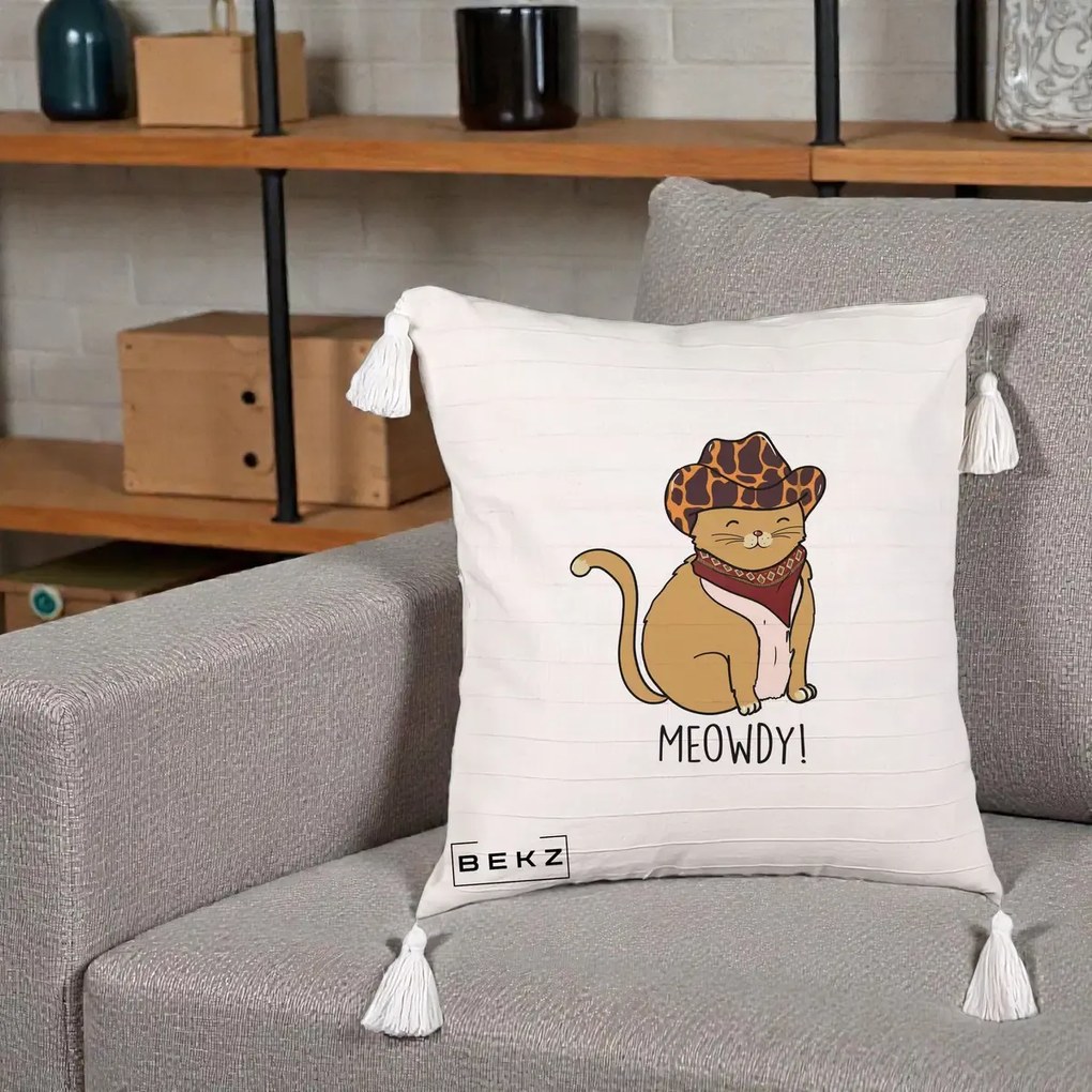 Perna Decorativa Pisica Cowboy Meowdy, 40x40 cm, Bej cu Franjuri, Husa Detasabila, Perna Inclusa, BEKZ®