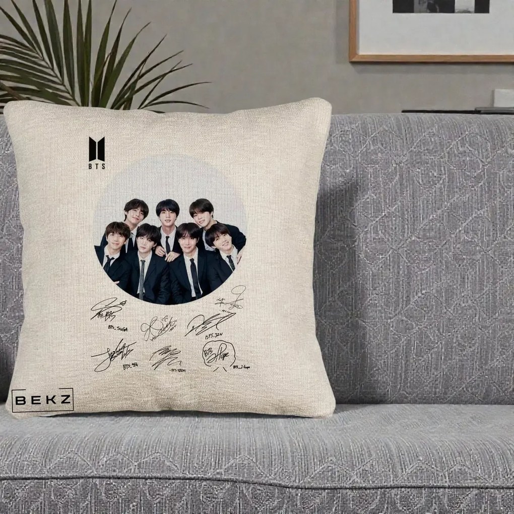 Perna Personalizata K-pop BTS Fotografie Grup Costum Negru si Autografe Cerc, 40x40 cm, Bej Canapea, Husa Detasabila, Perna Inclusa, BEKZ®