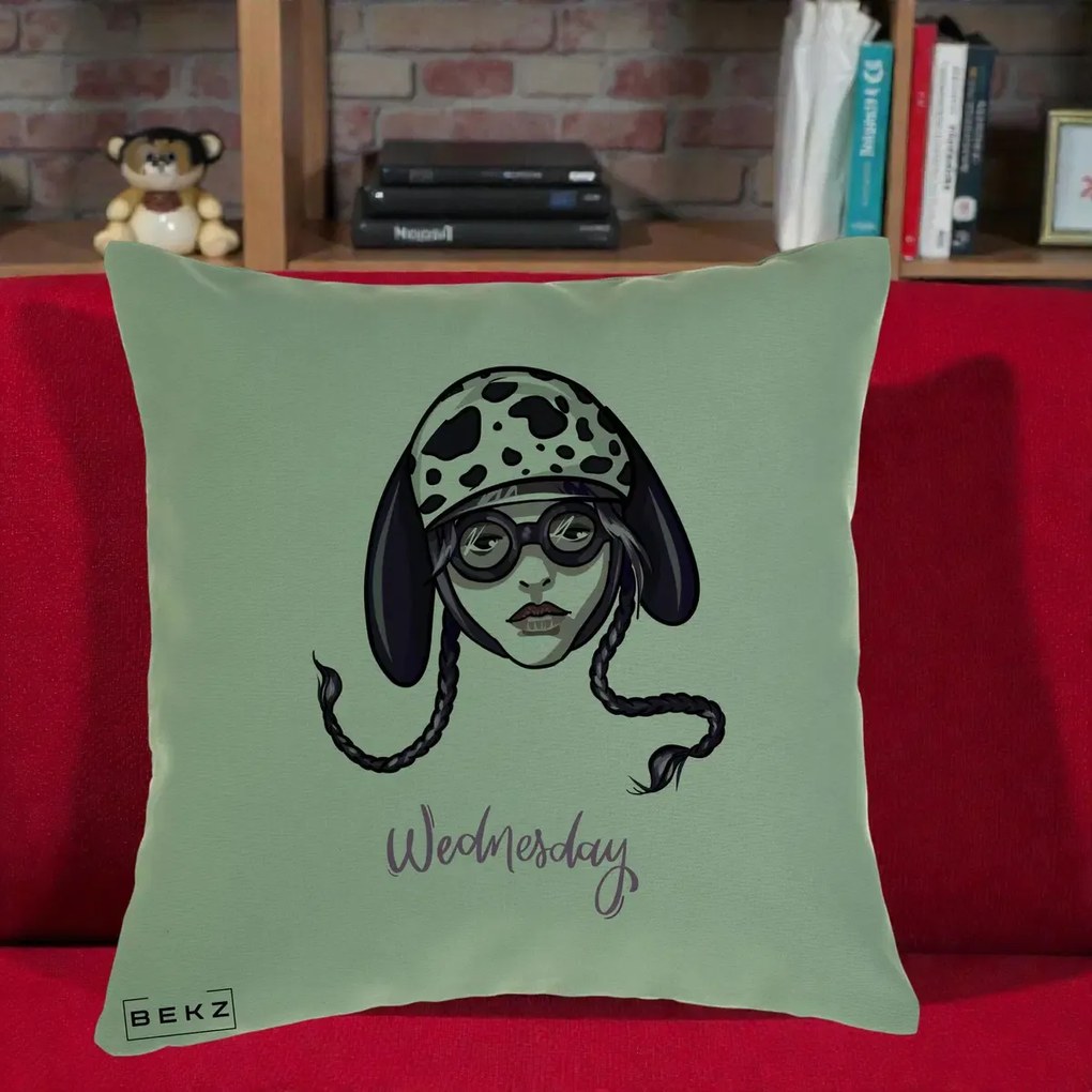 Perna Personalizata Wednesday Addams cu Caine Dalmatian, 40x40 cm, Verde, Husa Detasabila, Perna Inclusa, BEKZ®