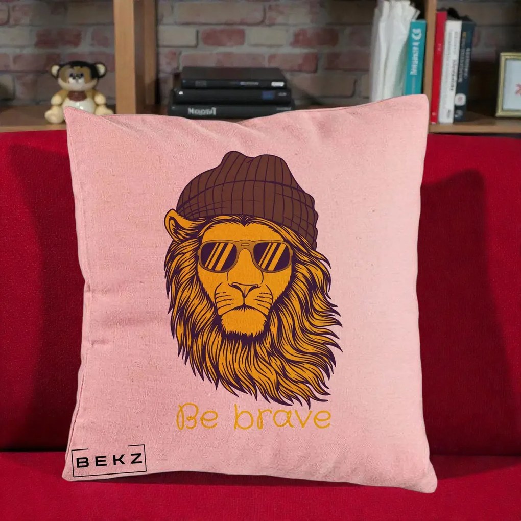Perna Decorativa Leu Hipster Be Brave, 40x40 cm, Roz, Husa Detasabila, Perna Inclusa, BEKZ®