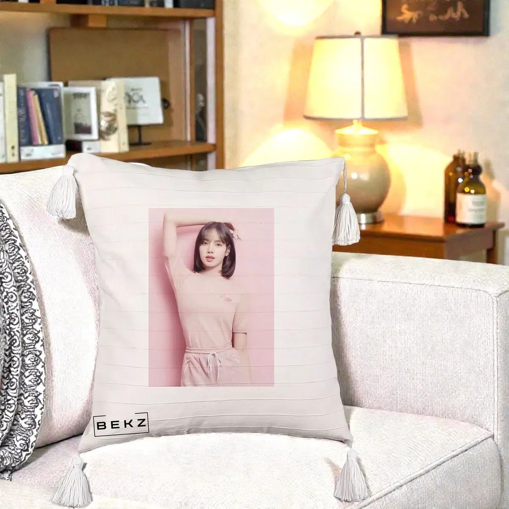 Perna Personalizata K-pop BLACKPINK Lisa Roz, 40x40 cm, Bej cu Franjuri, Husa Detasabila, Perna Inclusa, BEKZ®