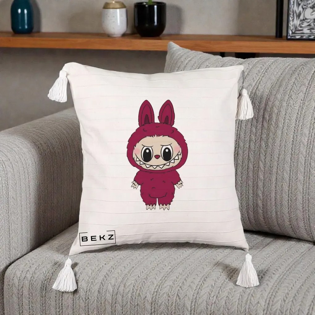 Perna Personalizata Labubu Rosu-Visiniu Solo, 40x40 cm, Bej cu Franjuri, Husa Detasabila, Perna Inclusa, BEKZ®