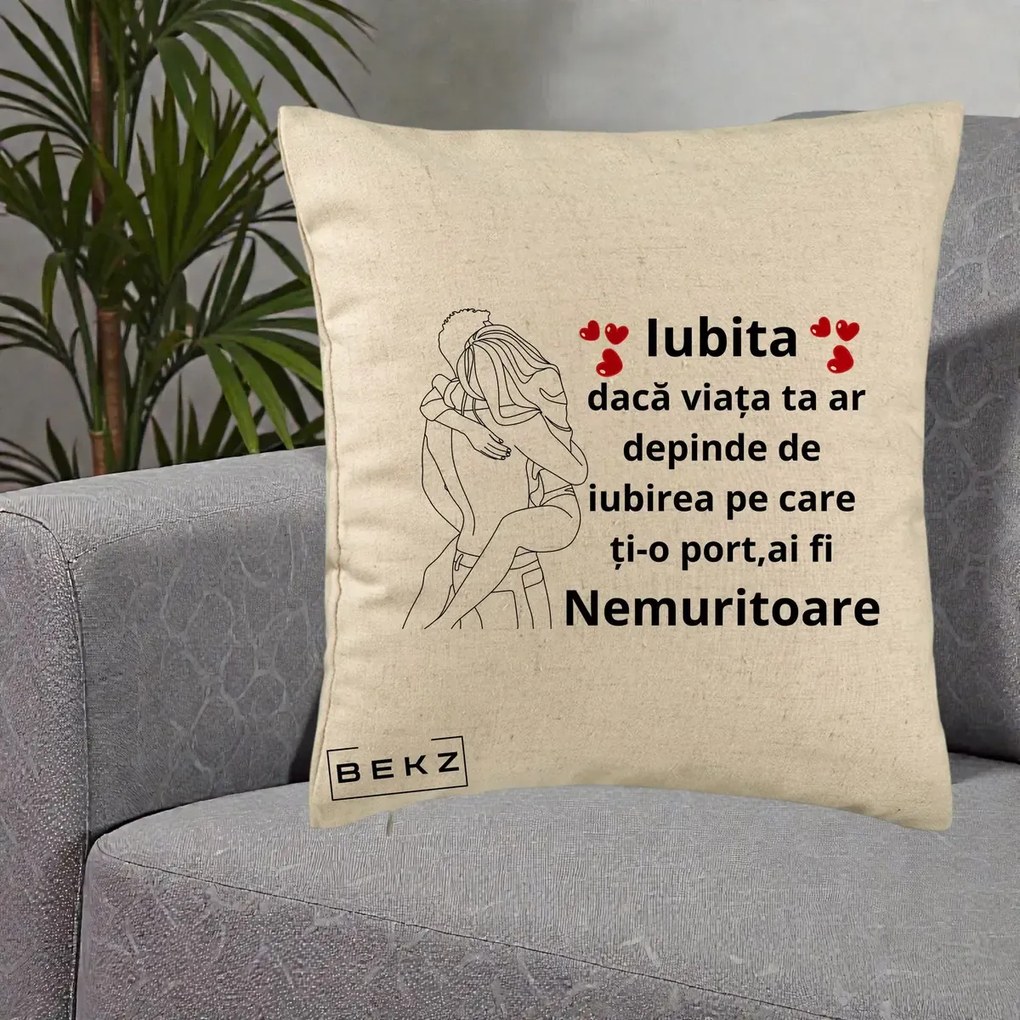 Cadou pentru Iubita - Perna Personalizata Iubita Nemuritoare cu Cuplu Line-Art si Inimi Rosii, 40x40 cm, Bej, Husa Detasabila, Perna Inclusa, BEKZ®