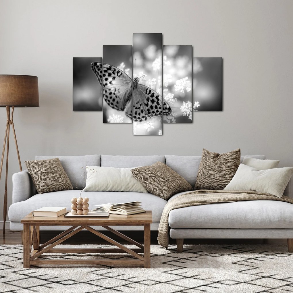 Tablou - Detailu cu fluture care polenizează floare (150x105 cm)