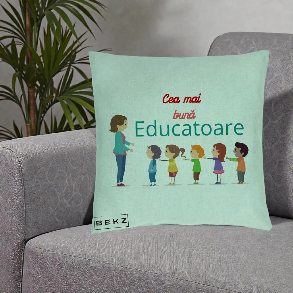 Cadou pentru Educatoare - Perna Personalizata Cea mai Buna Educatoare cu Ilustratie Copii si Educatoare, 40x40 cm, Verde Menta, Husa Detasabila, Perna Inclusa, BEKZ®