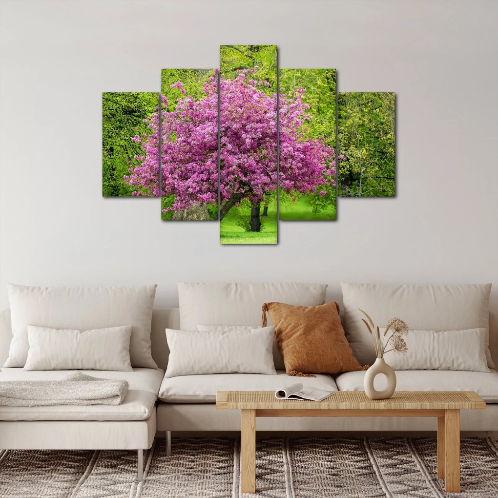 Tablou cu pom înflorit pe luncă (150x105 cm)