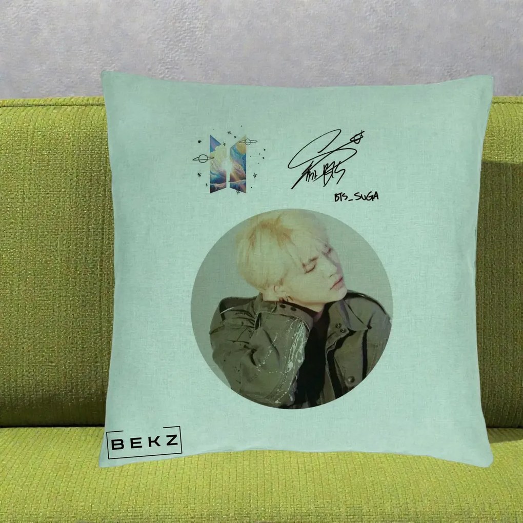Perna Personalizata K-pop BTS Suga Portret cu Autograf, 40x40 cm, Verde Menta, Husa Detasabila, Perna Inclusa, BEKZ®