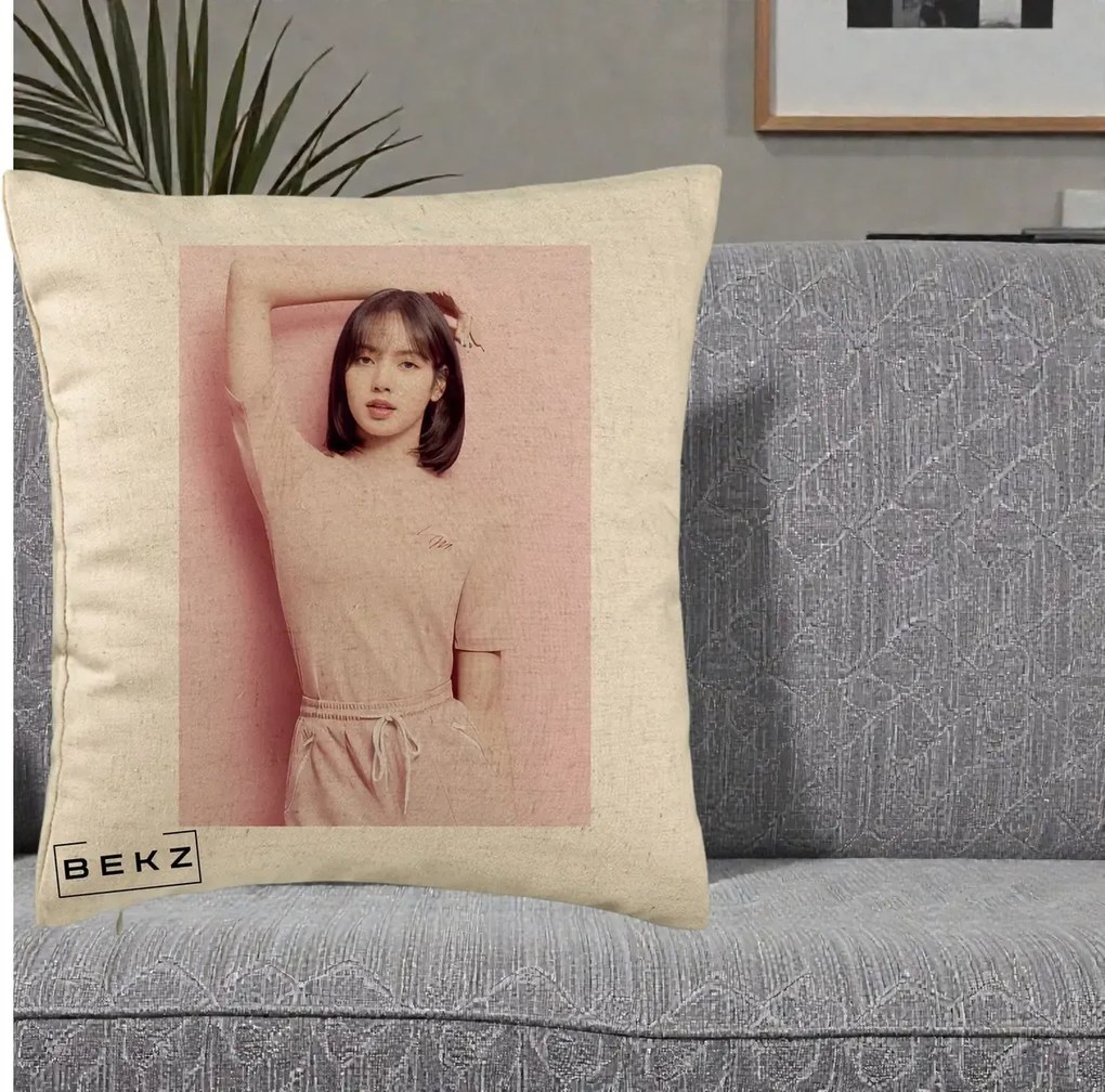 Perna Personalizata K-pop BLACKPINK Lisa Roz, 40x40 cm, Bej, Husa Detasabila, Perna Inclusa, BEKZ®