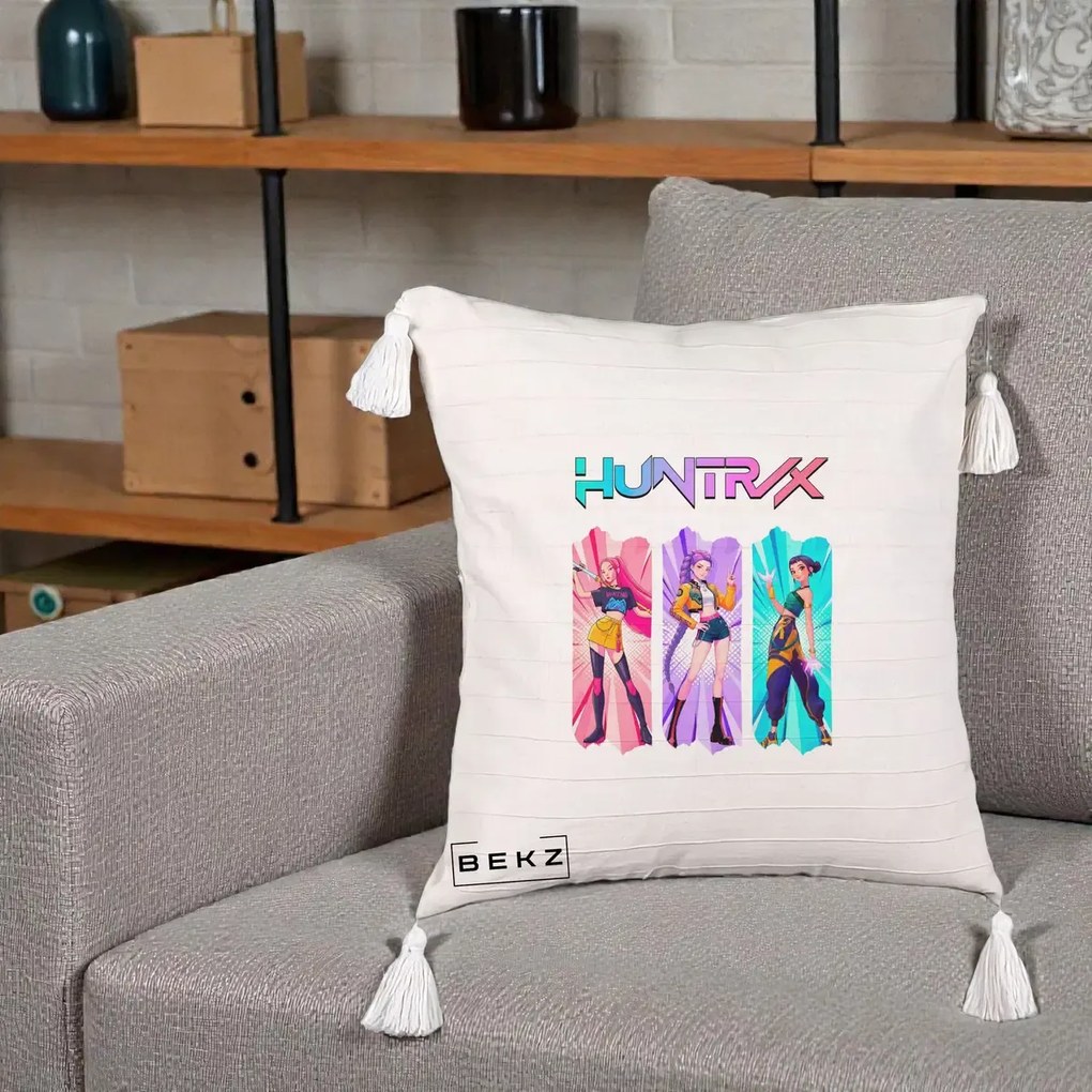 Perna Personalizata K-pop HUNTRX Trio cu Pisica in Benzi, 40x40 cm, Bej cu Franjuri, Husa Detasabila, Perna Inclusa, BEKZ®