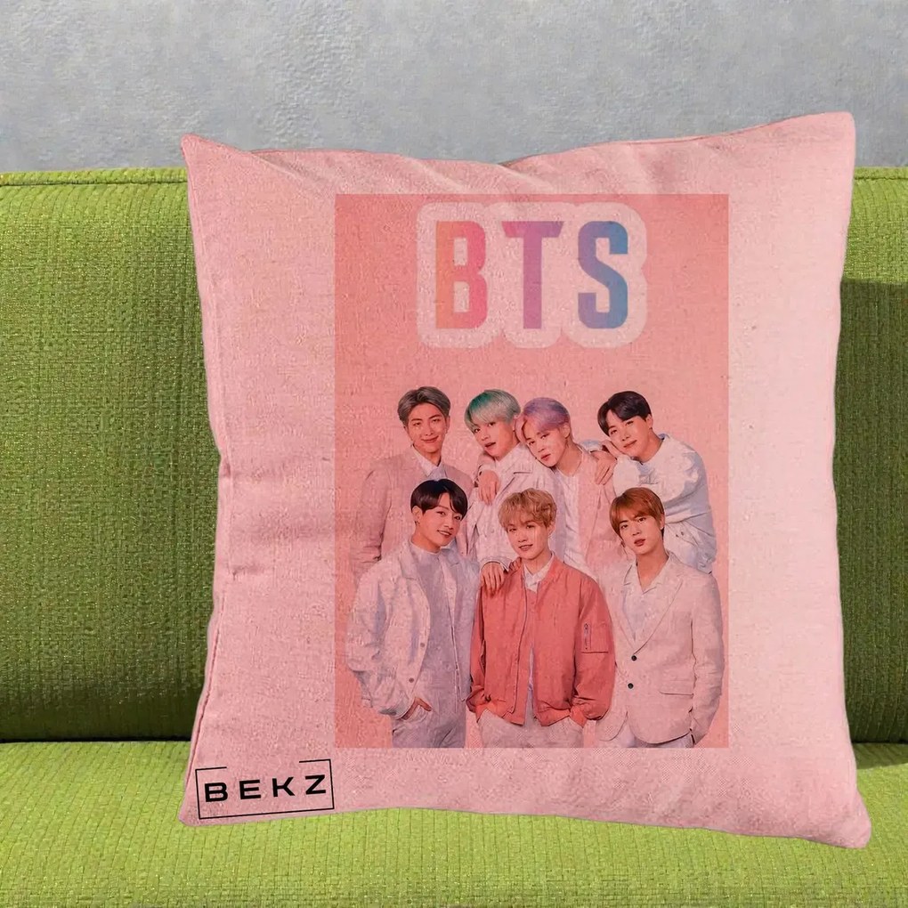 Perna Personalizata K-pop BTS Foto Grup cu BTS si Fond Roz Pastel, 40x40 cm, Roz, Husa Detasabila, Perna Inclusa, BEKZ®