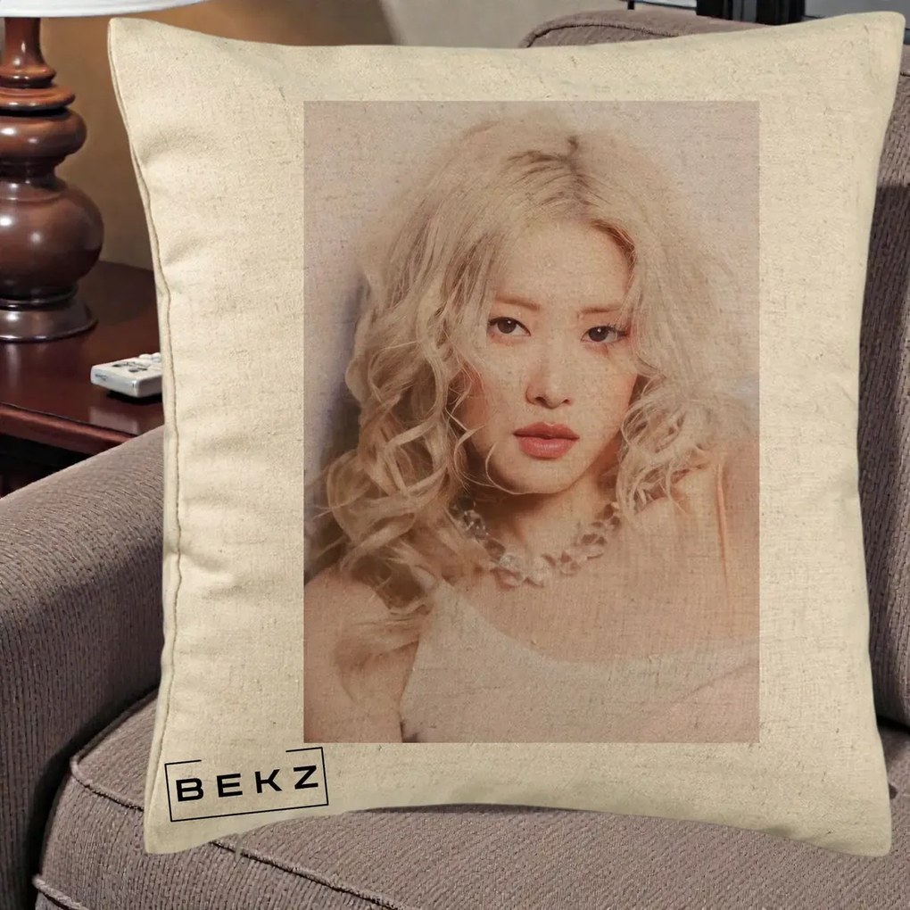 Perna Personalizata K-pop BLACKPINK Rose, 40x40 cm, Bej, Husa Detasabila, Perna Inclusa, BEKZ®