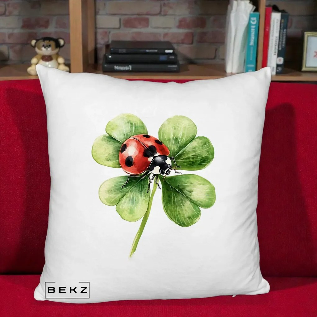 Perna Decorativa Buburuza Norocoasa pe Trifoi cu Patru Foi, 40x40 cm, Alb Pufos, Husa Detasabila, Perna Inclusa, BEKZ®