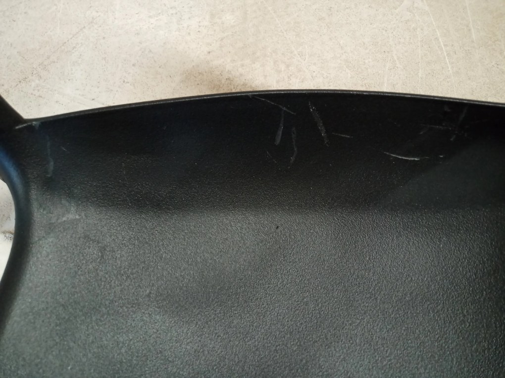 OFERTA Scaun din plastic negru KATO II. calitate.