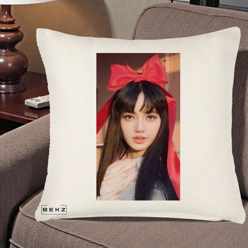 Perna Personalizata K-pop BLACKPINK Rose cu Funda Rosie, 40x40 cm, Crem Reliefat, Husa Detasabila, Perna Inclusa, BEKZ®