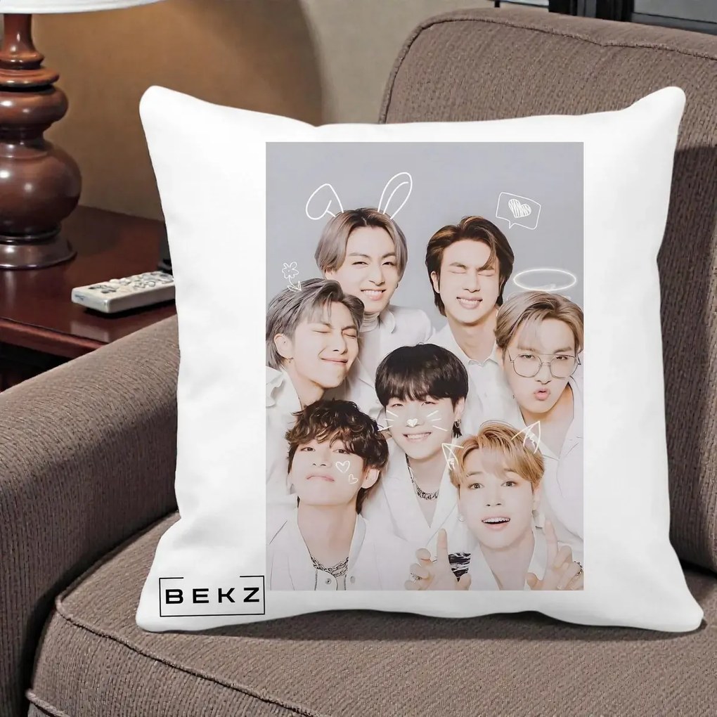 Perna Personalizata K-pop BTS Foto Grup Cute cu Animatii si 7 Membrii, 40x40 cm, Alba Mata, Husa Detasabila, Perna Inclusa, BEKZ®