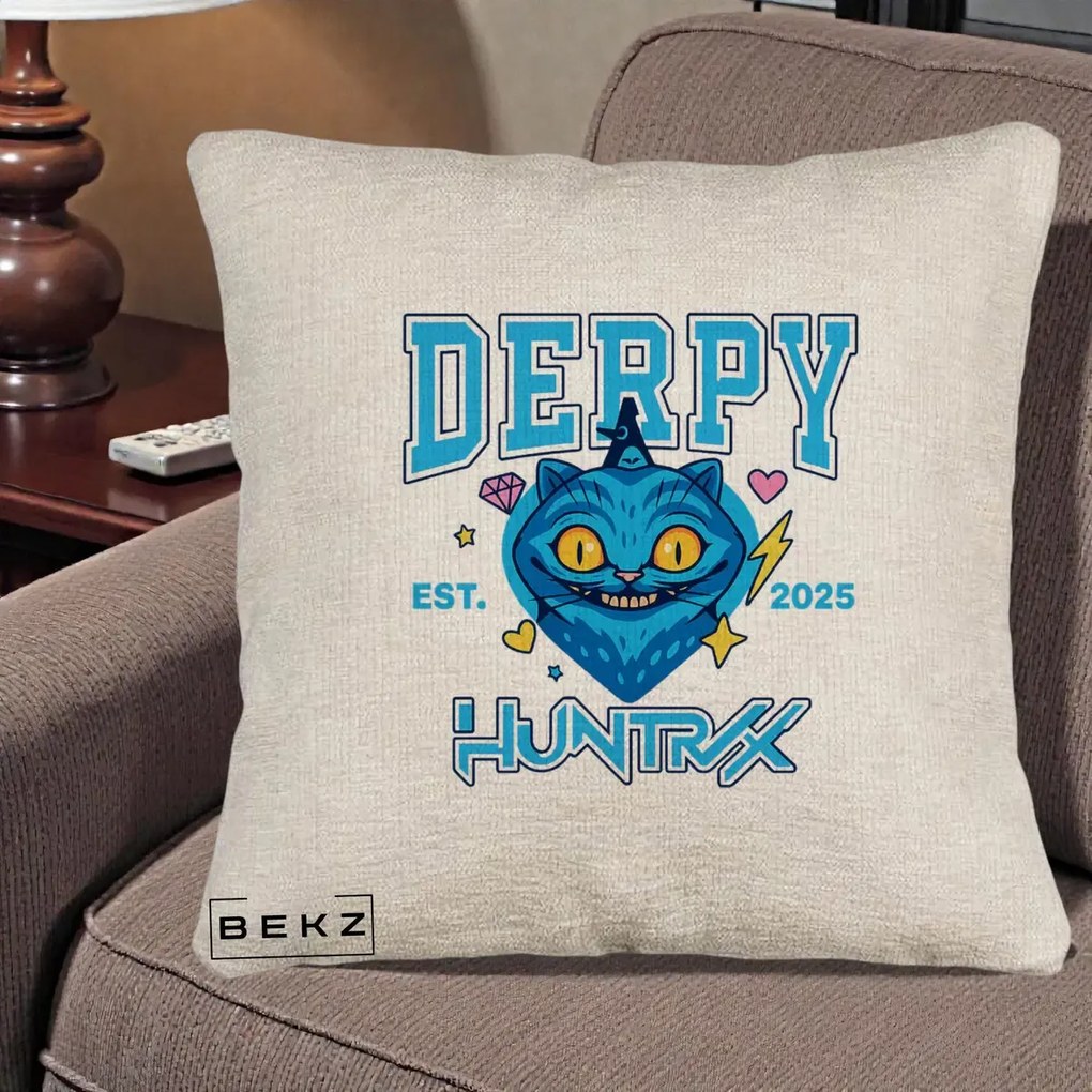 Perna Personalizata K-pop HUNTRX Derpy Pisica Albastra, 40x40 cm, Bej Canapea, Husa Detasabila, Perna Inclusa, BEKZ®