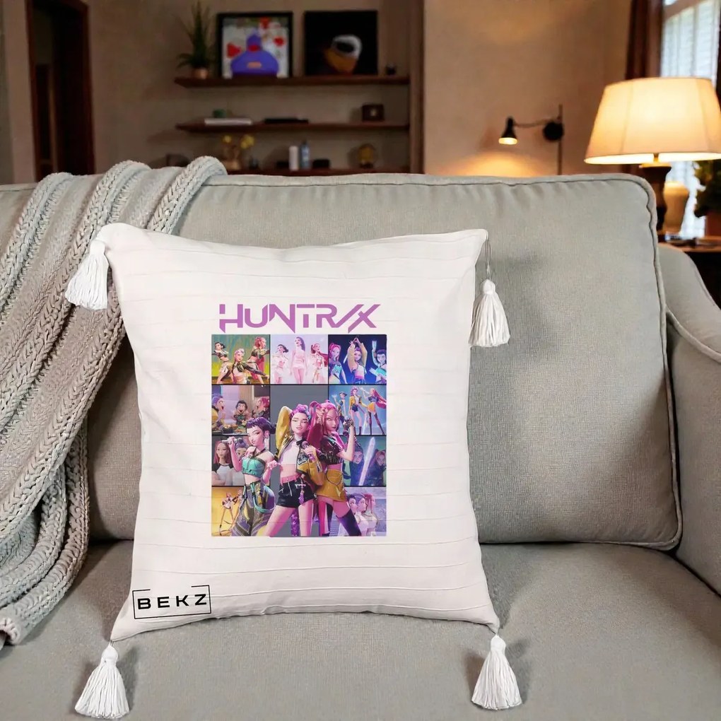 Perna Personalizata K-pop HUNTRX Colaj Animat Foto Grup, 40x40 cm, Bej cu Franjuri, Husa Detasabila, Perna Inclusa, BEKZ®