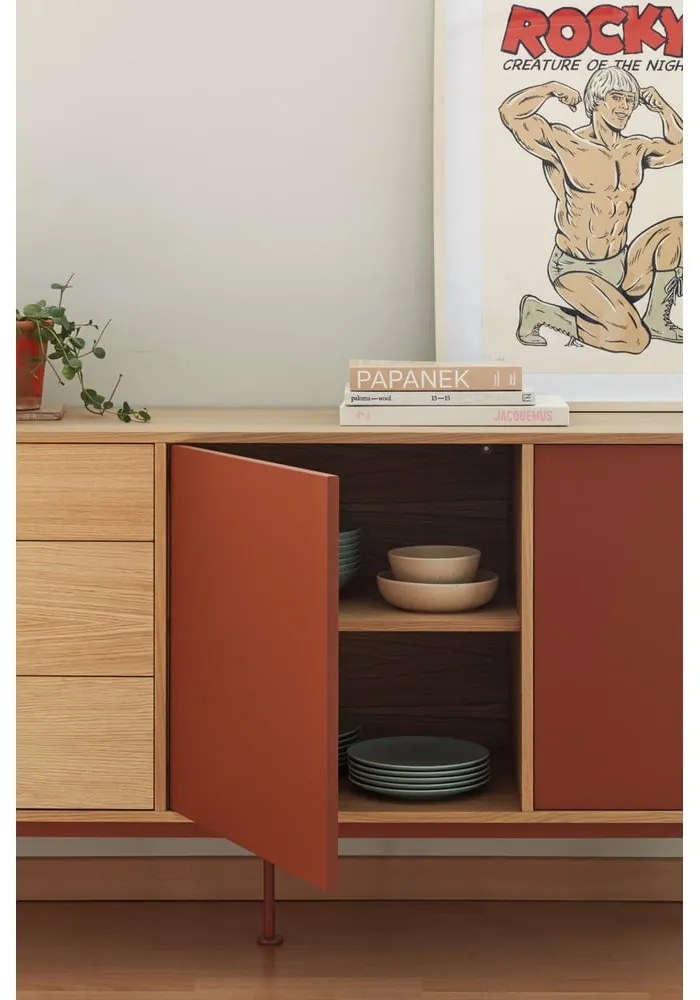 Comodă cu aspect de lemn de stejar Teulat Yoko, lățime 180 cm, roșu cărămiziu