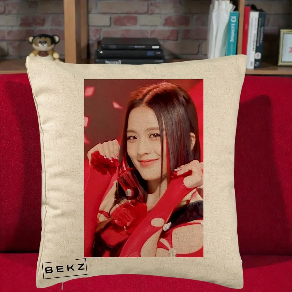Perna Personalizata K-pop BLACKPINK Jisoo Rosu, 40x40 cm, Bej, Husa Detasabila, Perna Inclusa, BEKZ®