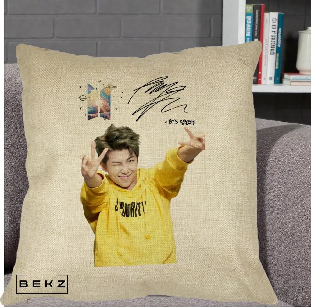 Perna Personalizata K-pop BTS RM Namjoon Hanorac Galben Autograf, 40x40 cm, Crem, Husa Detasabila, Perna Inclusa, BEKZ®
