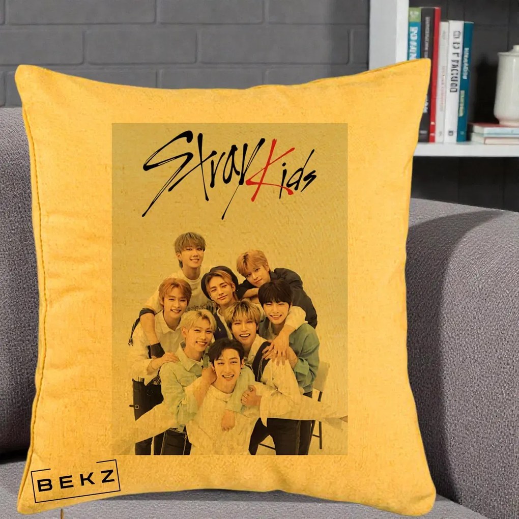 Perna Personalizata K-pop Stray Kids cu Foto Grup Alb-Albastru, 40x40 cm, Galben, Husa Detasabila, Perna Inclusa, BEKZ®