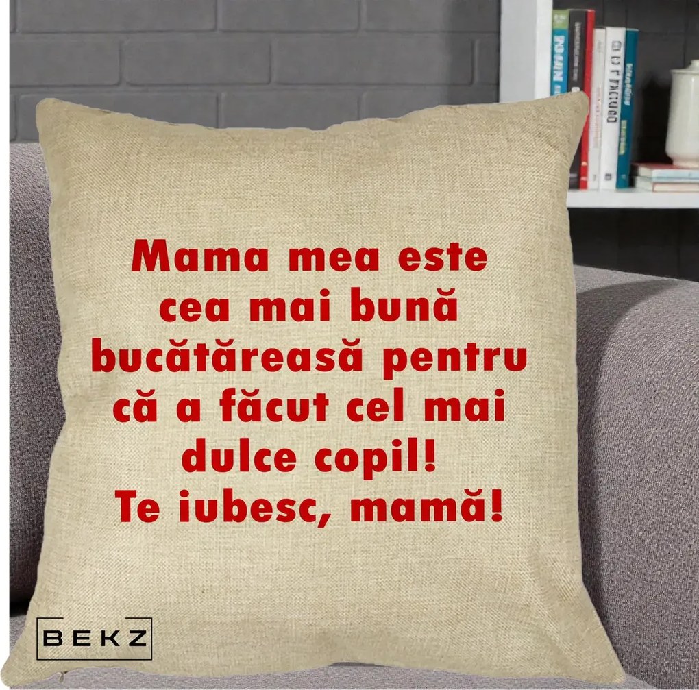 Cadou pentru Mama - Perna Personalizata Mama cea Mai Buna Bucatareasa, 40x40 cm, Crem, Husa Detasabila, Perna Inclusa, BEKZ®