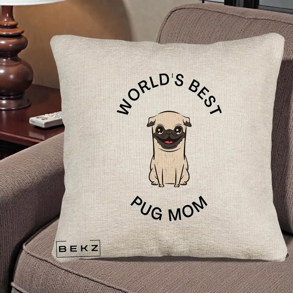 Cadou pentru Iubitorii de Caini - Perna Personalizata World's Best Pug Mom, 40x40 cm, Bej Canapea, Husa Detasabila, Perna Inclusa, BEKZ®