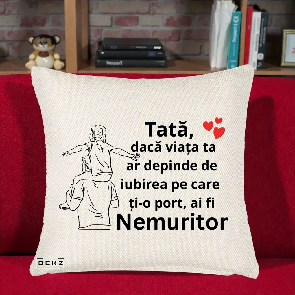 Cadou pentru Tata - Perna Personalizata Tata Supererou Nemuritor, 40x40 cm, Crem Reliefat, Husa Detasabila, Perna Inclusa, BEKZ®