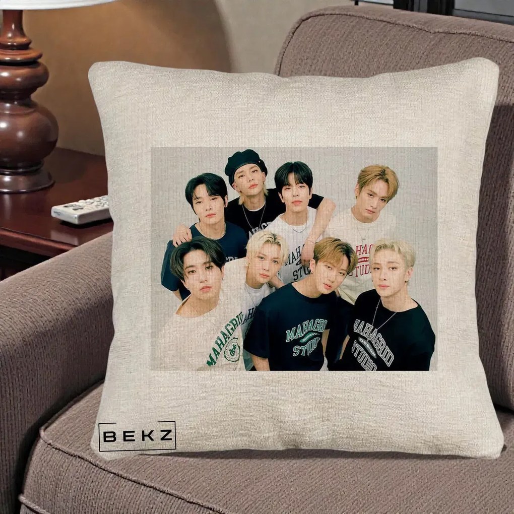 Perna Personalizata K-pop Stray Kids Foto Grup Text, 40x40 cm, Bej Canapea, Husa Detasabila, Perna Inclusa, BEKZ®