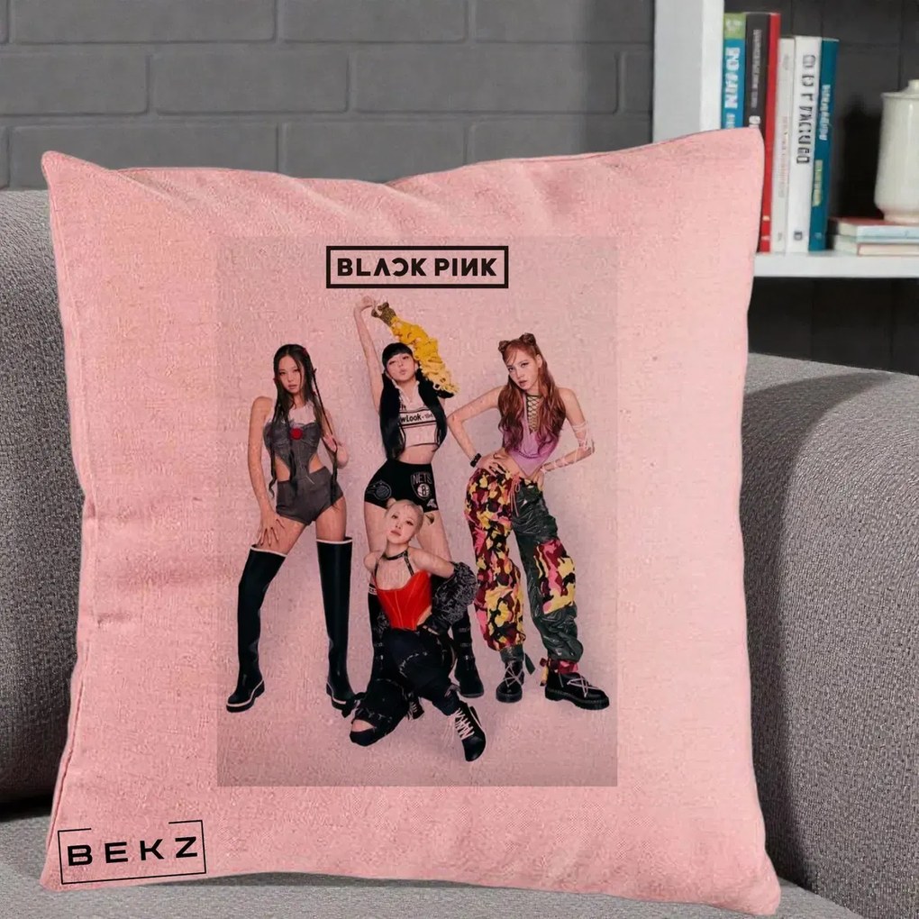Perna Personalizata K-pop BLACKPINK Fotografie Grup Tinute Edgy, 40x40 cm, Roz, Husa Detasabila, Perna Inclusa, BEKZ®