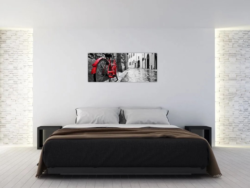 Tablou - Bicicleta roșie pe o stradă pavată (120x50 cm)