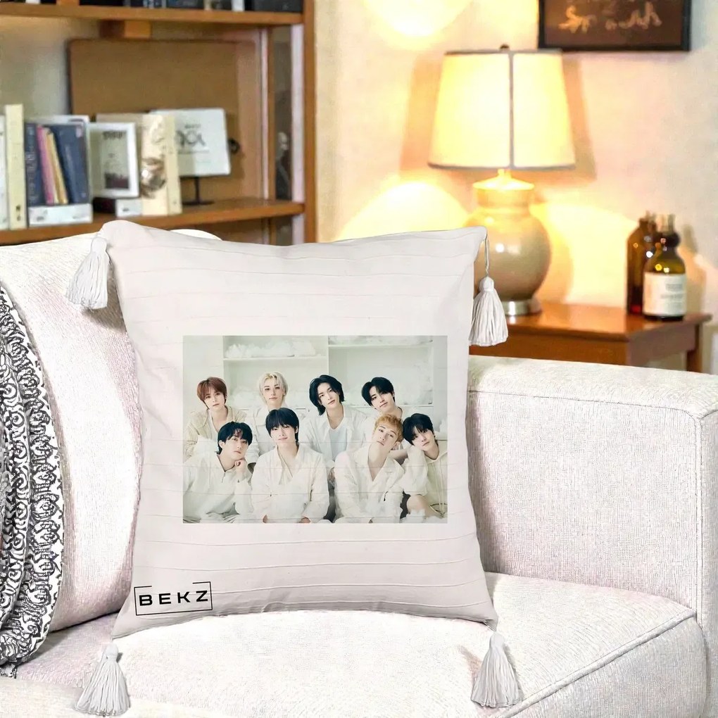Perna Personalizata K-pop Stray Kids Foto Grup Alb All-White cu 8 Membrii, 40x40 cm, Bej cu Franjuri, Husa Detasabila, Perna Inclusa, BEKZ®