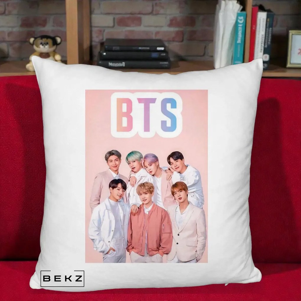 Perna Personalizata K-pop BTS Foto Grup cu BTS si Fond Roz Pastel, 40x40 cm, Alb Pufos, Husa Detasabila, Perna Inclusa, BEKZ®
