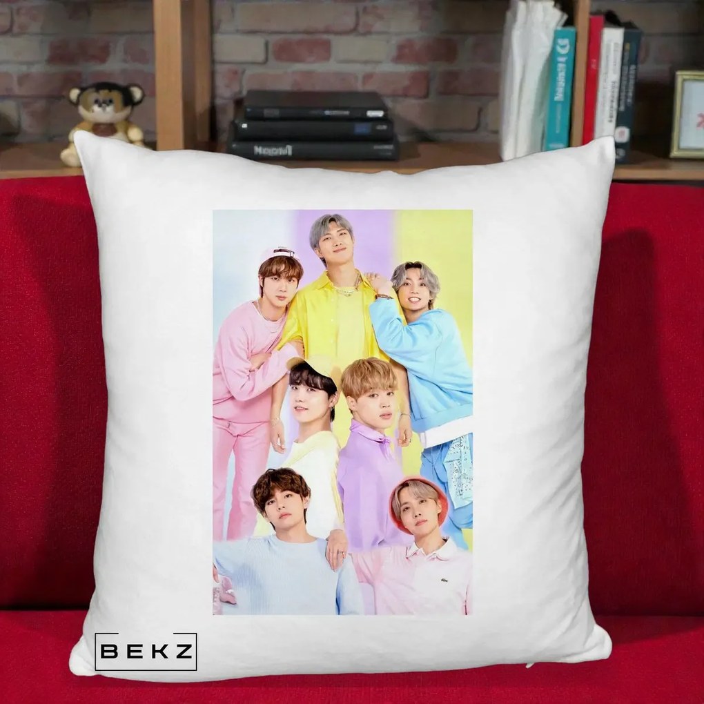 Perna Personalizata K-pop BTS Foto Grup Pastel Colorat cu 7 Membrii, 40x40 cm, Alb Pufos, Husa Detasabila, Perna Inclusa, BEKZ®
