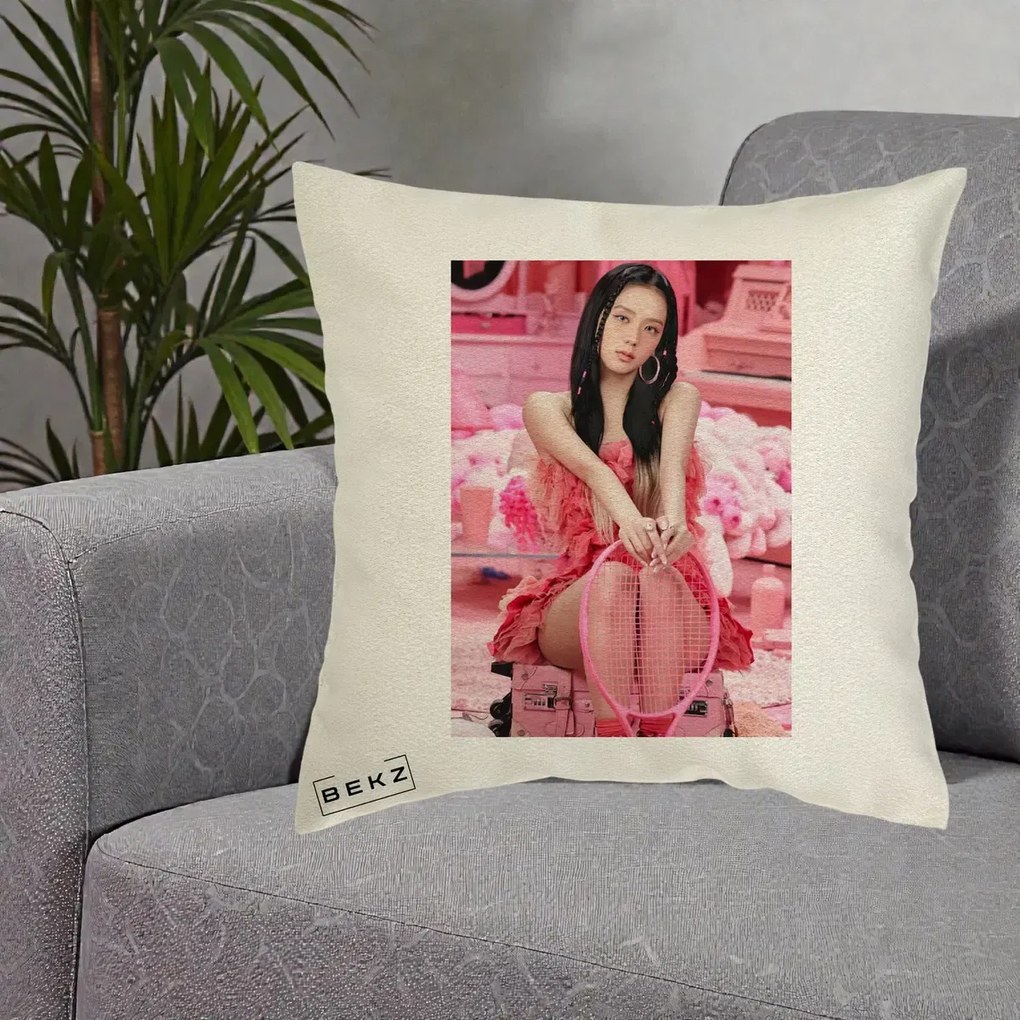 Perna Personalizata K-pop BLACKPINK Jisoo Pink Room, 40x40 cm, Ecru, Husa Detasabila, Perna Inclusa, BEKZ®